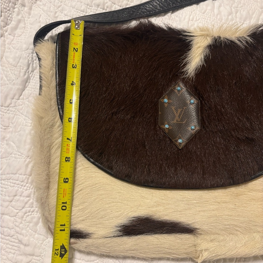 Dark brown and cream cowhide &leather bag upcycled patch & turquoise studs. - Picture 14 of 14
